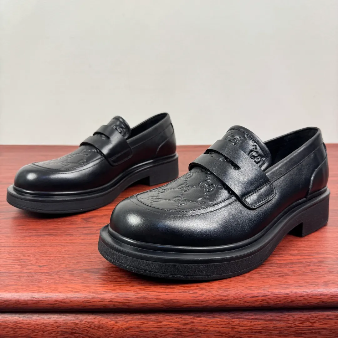 Batch 800 Gucci/Gucci new men's loafers with GG details, thick-soled slip-ons! The design of this men's lace-up shoe is rooted in the brand's heritage. It is carefully crafted from high-quality calfskin/open-edge beaded cowhide/suede cowhide. It is made of various leather types and is embellished with GG printed embossed suede leather details, which pays homage to Gucci's classic monogram. The rubber sole with GG pattern adds a modern touch to the design. Classic and simple sponge cake style design. European and American classic version, full calfskin lining. The overall upper texture is soft. The lining is comfortable and breathable. 2CM thickened soft rubber sole, easy to control. Versatile and stylish on the foot. Available in multiple colors to meet different matching needs. Full package! Size: 39-40-41-42-43-44 leather shoe size (can be customized to 38.45.46) Item number: 7826 Loafers smooth cowhide